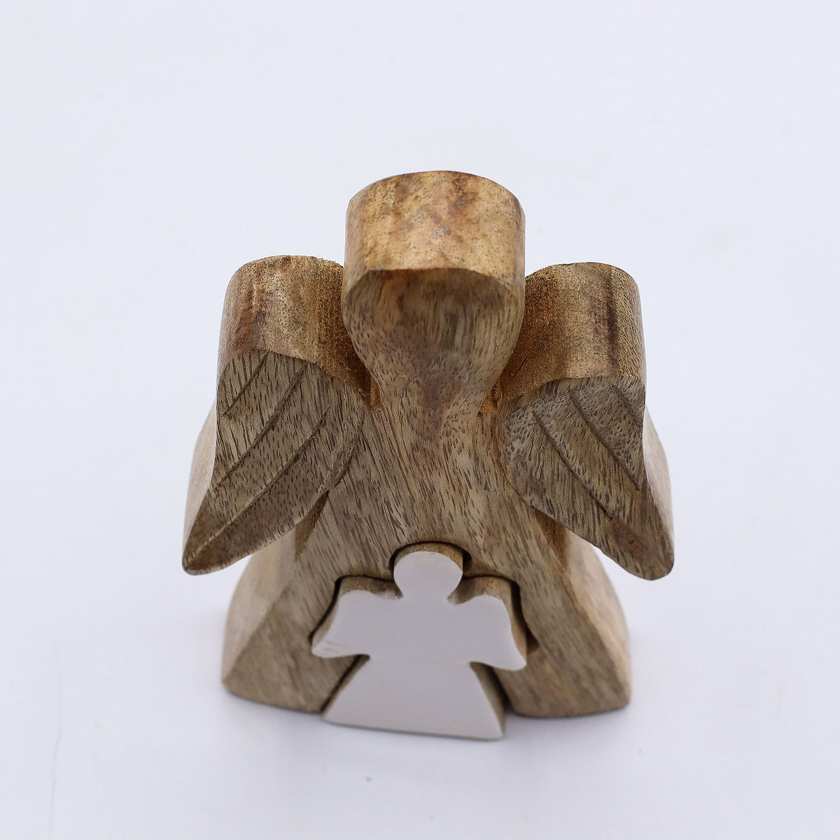 * Ange enlaçant un petit ange en bois de manguier – Émail blanc