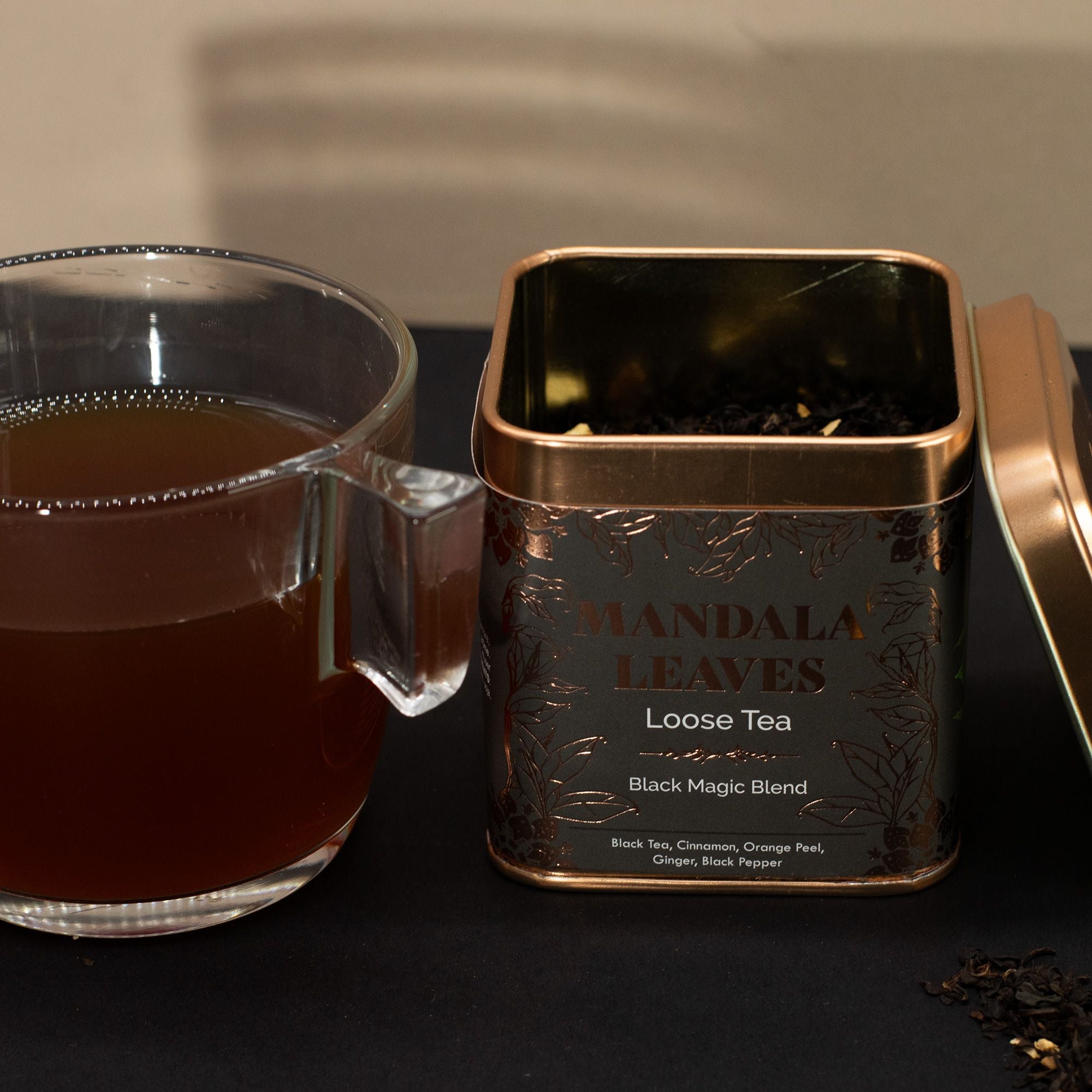 Thé Noir Black Magic Blend 50g – Mélange Épicé Artisanal | Boîte Métallique