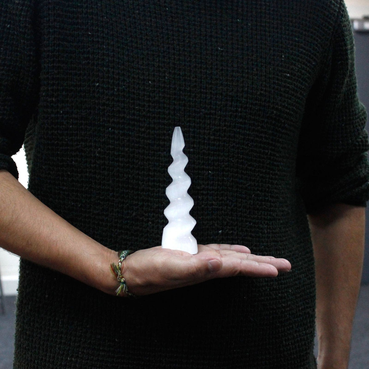 Tour en sélénite spiralée, corne de licorne – 15 cm