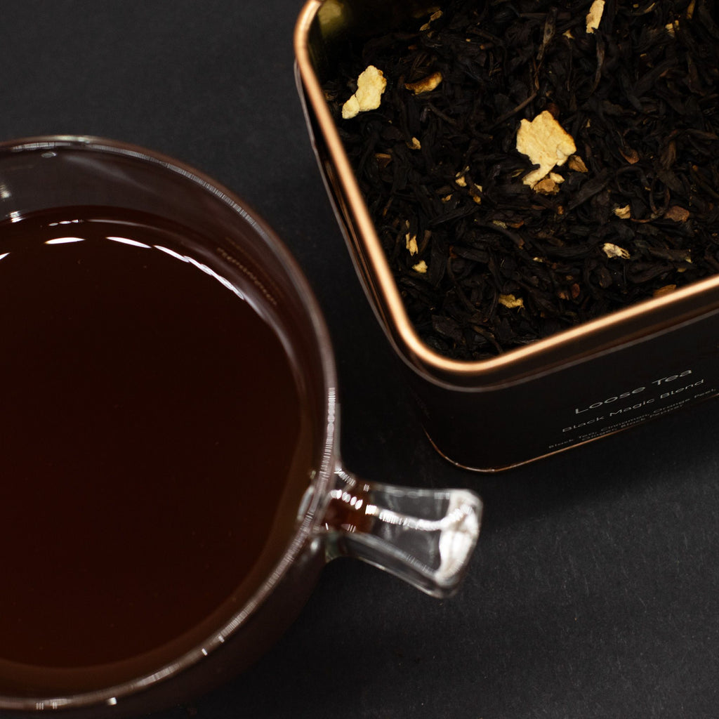 Thé Noir Black Magic Blend 50g – Mélange Épicé Artisanal | Boîte Métallique