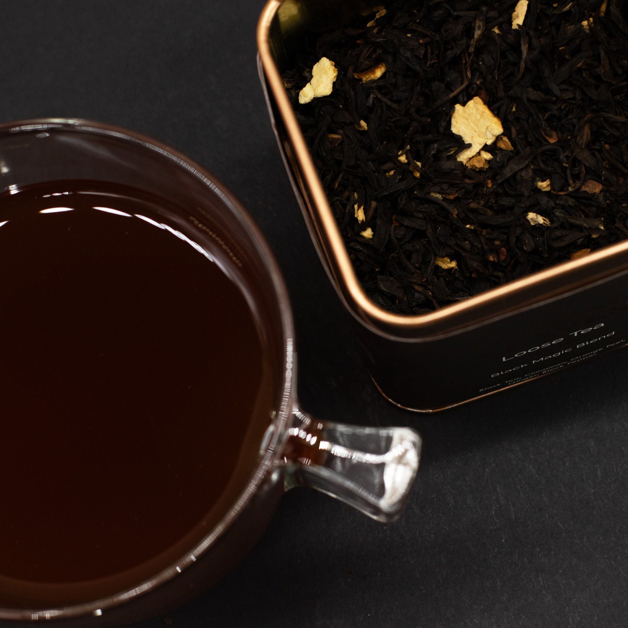 Thé Noir Black Magic Blend 50g – Mélange Épicé Artisanal | Boîte Métallique