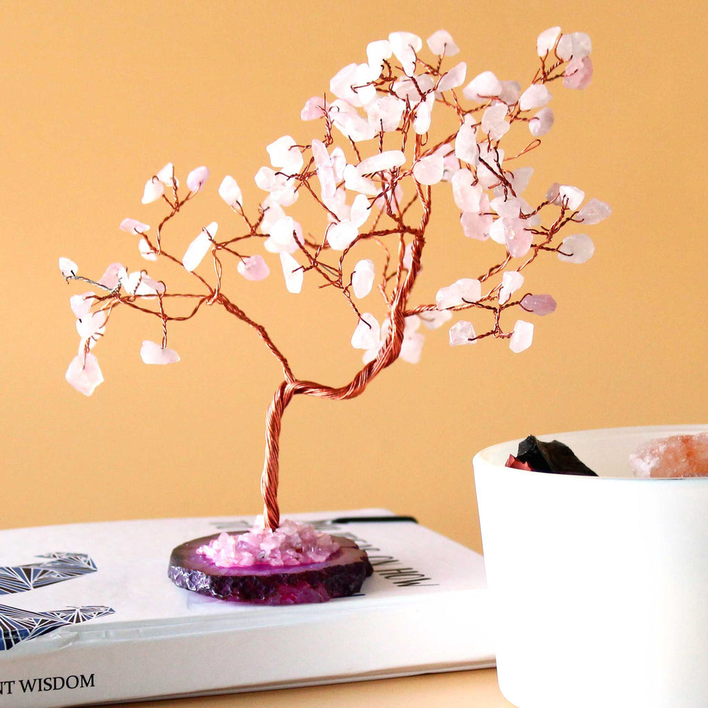 Grand arbre en quartz rose sur socle d’agate rose, 100 pierres