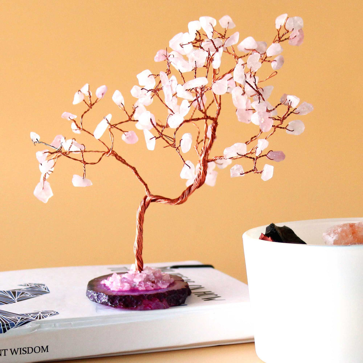 Grand arbre en quartz rose sur socle d’agate rose, 100 pierres