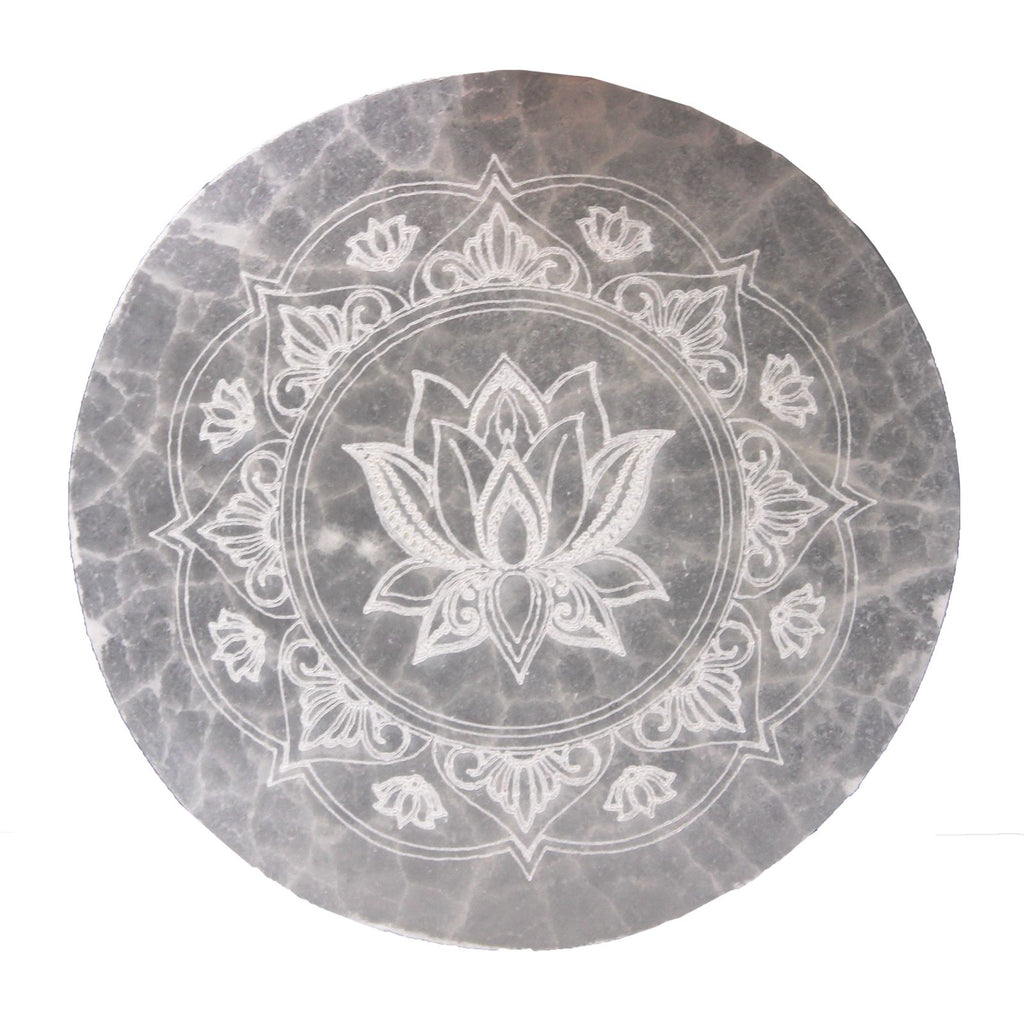 Plaque de rechargement en sélénite motif lotus mandala, 10 cm