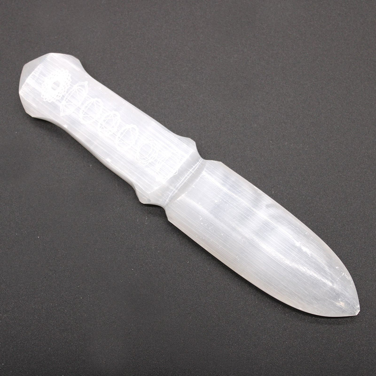 Couteau rituel en sélénite motif chakras