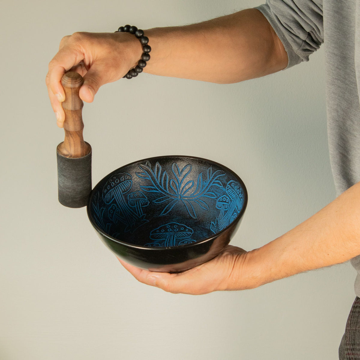 * Bol chantant en aluminium – Champignon magique – Bleu (20 cm)