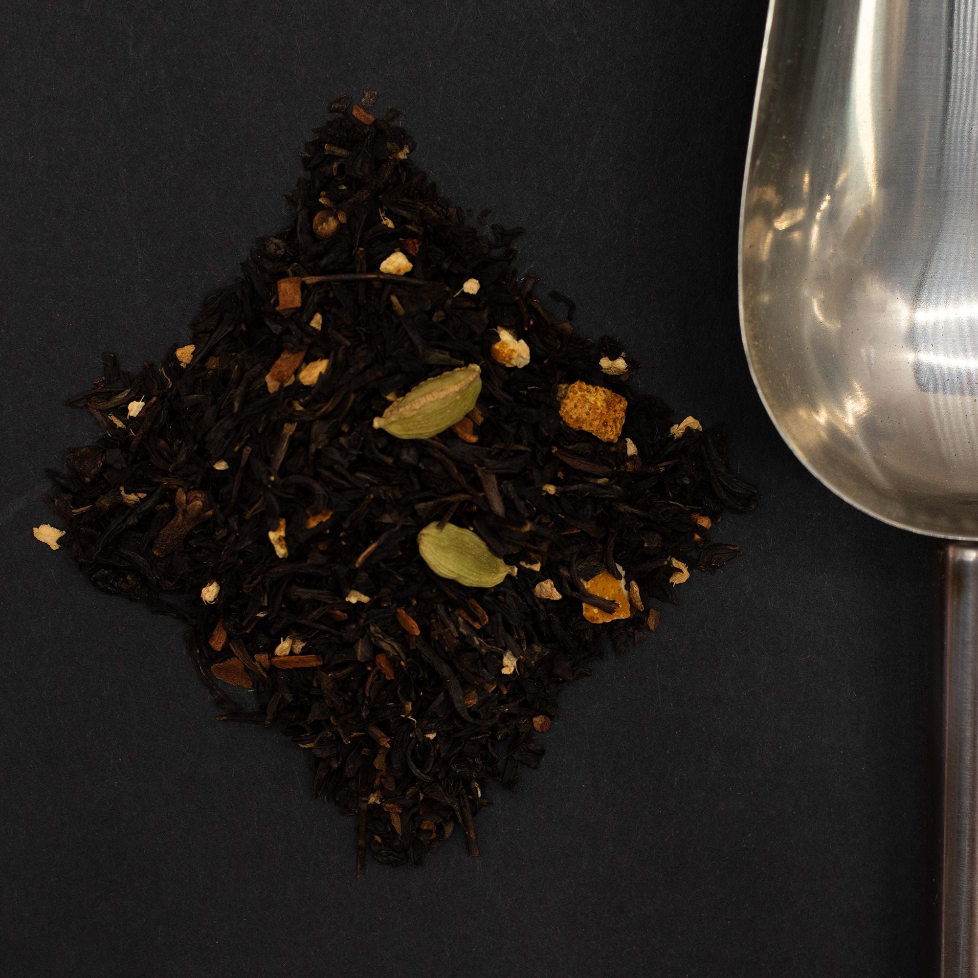 Thé Noir Black Magic Blend 50g – Mélange Épicé Artisanal | Boîte Métallique