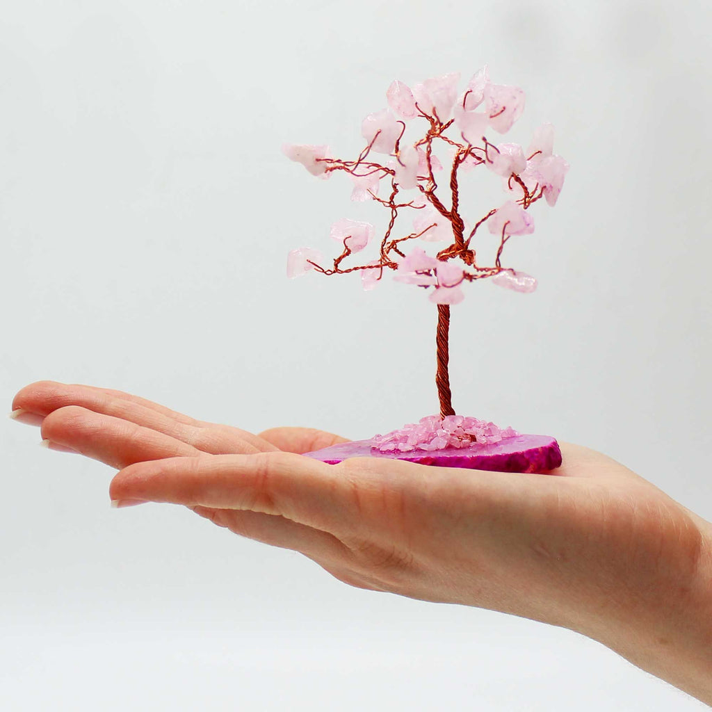 Arbre en quartz rose sur socle d’agate rose, 35 pierres