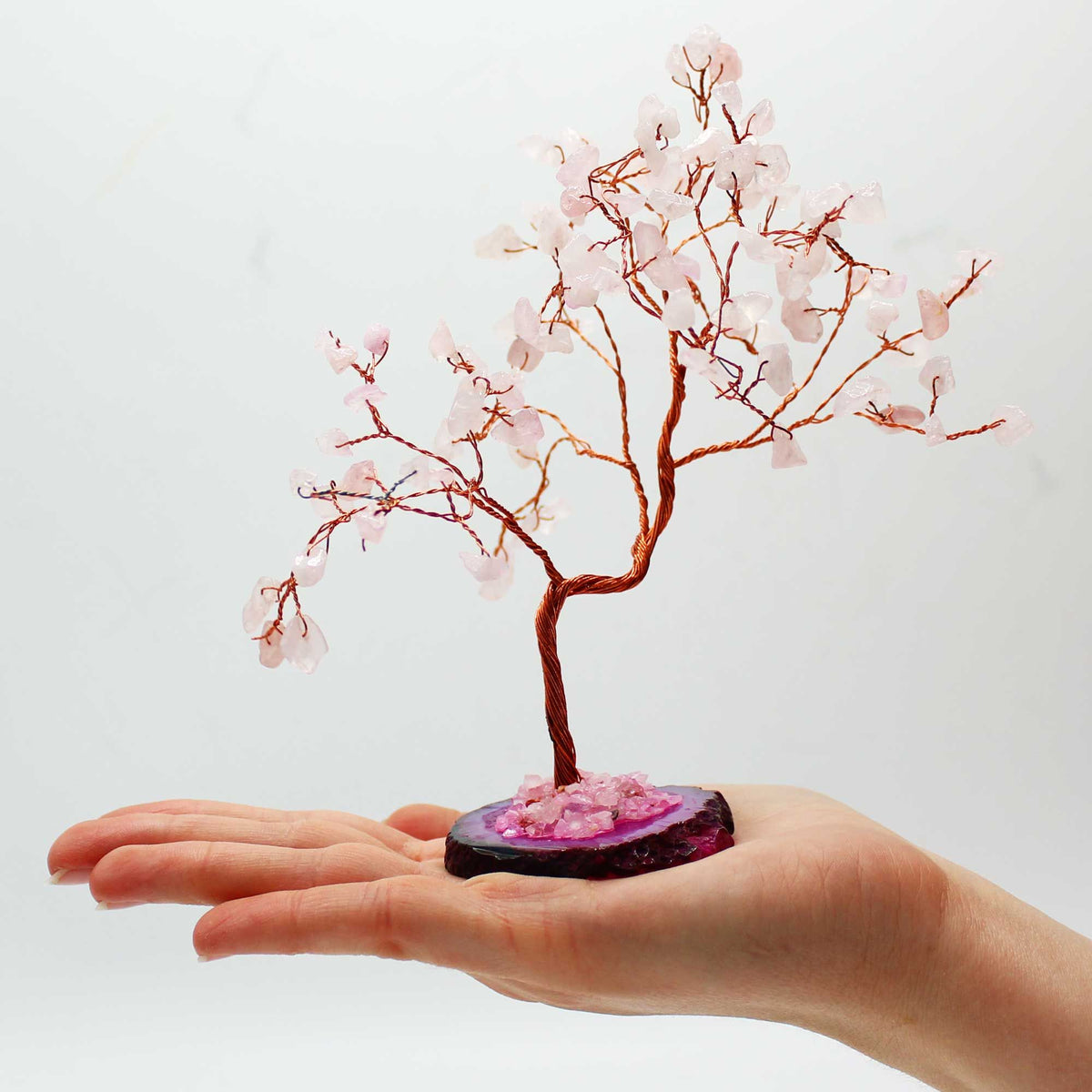 Grand arbre en quartz rose sur socle d’agate rose, 100 pierres