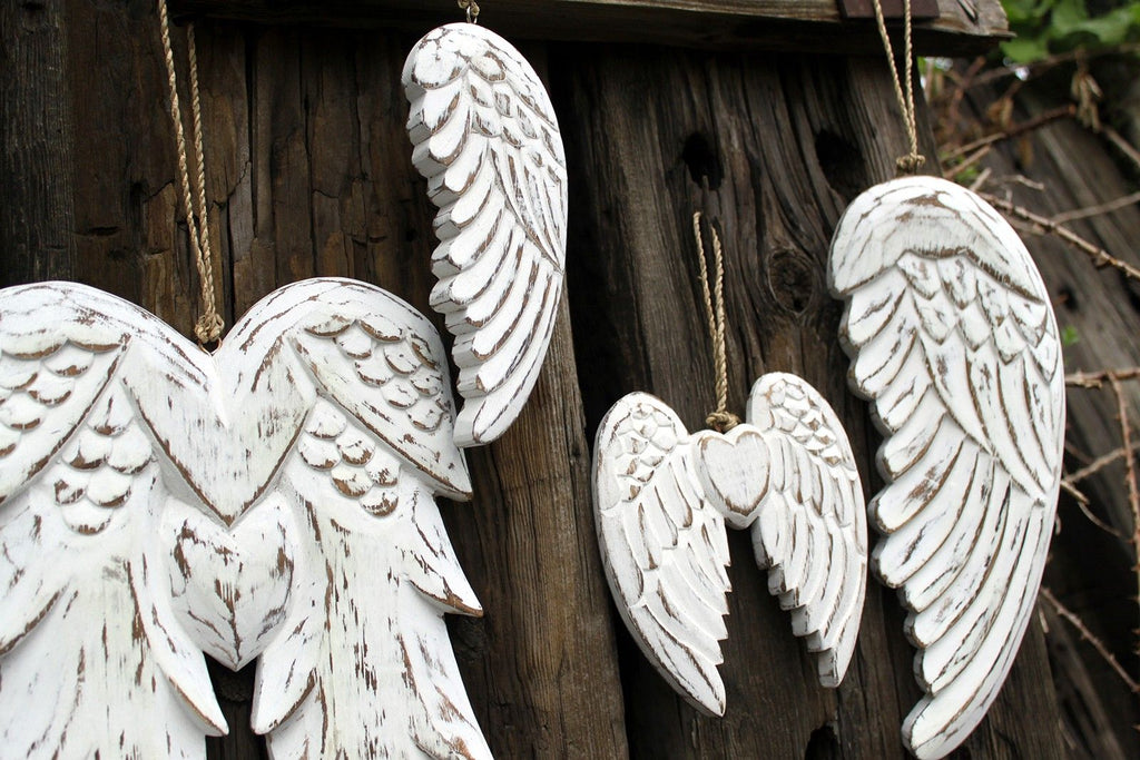 Doubles ailes d’ange et cœur sculptés à la main – 24 cm