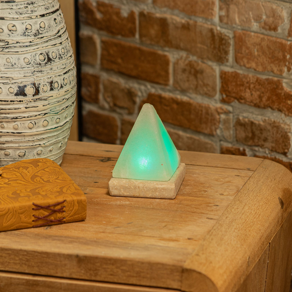 * Lampe en sel blanc de l’Himalaya USB en forme de pyramide, 9 cm, lumière multicolore