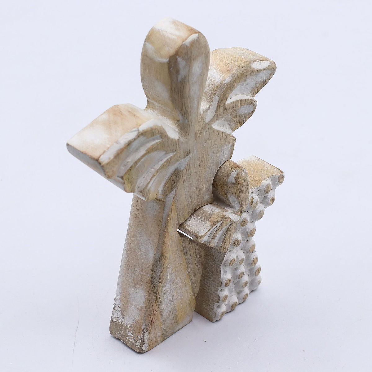 * Ange abritant un petit ange en bois de manguier – Finition blanchie