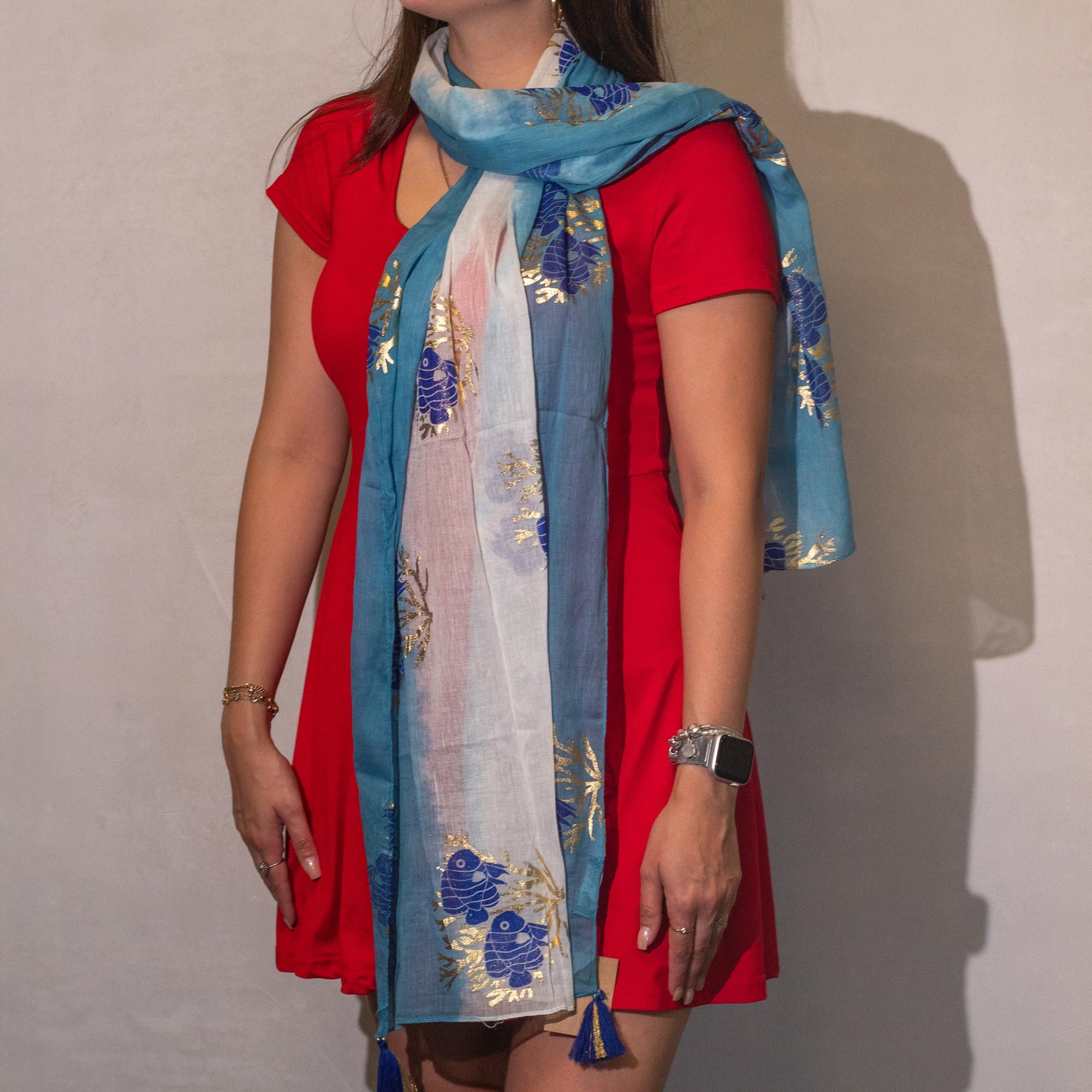 Foulard Femme Aqua Poisson Bleu Mer & Accents Dorés – Collection Nomad Sari Méditerranée (180x50cm)