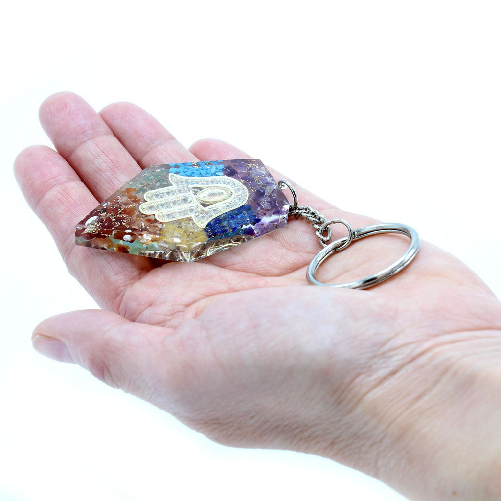* Porte-clés en orgonite – Main de Fatma et pierres des chakras