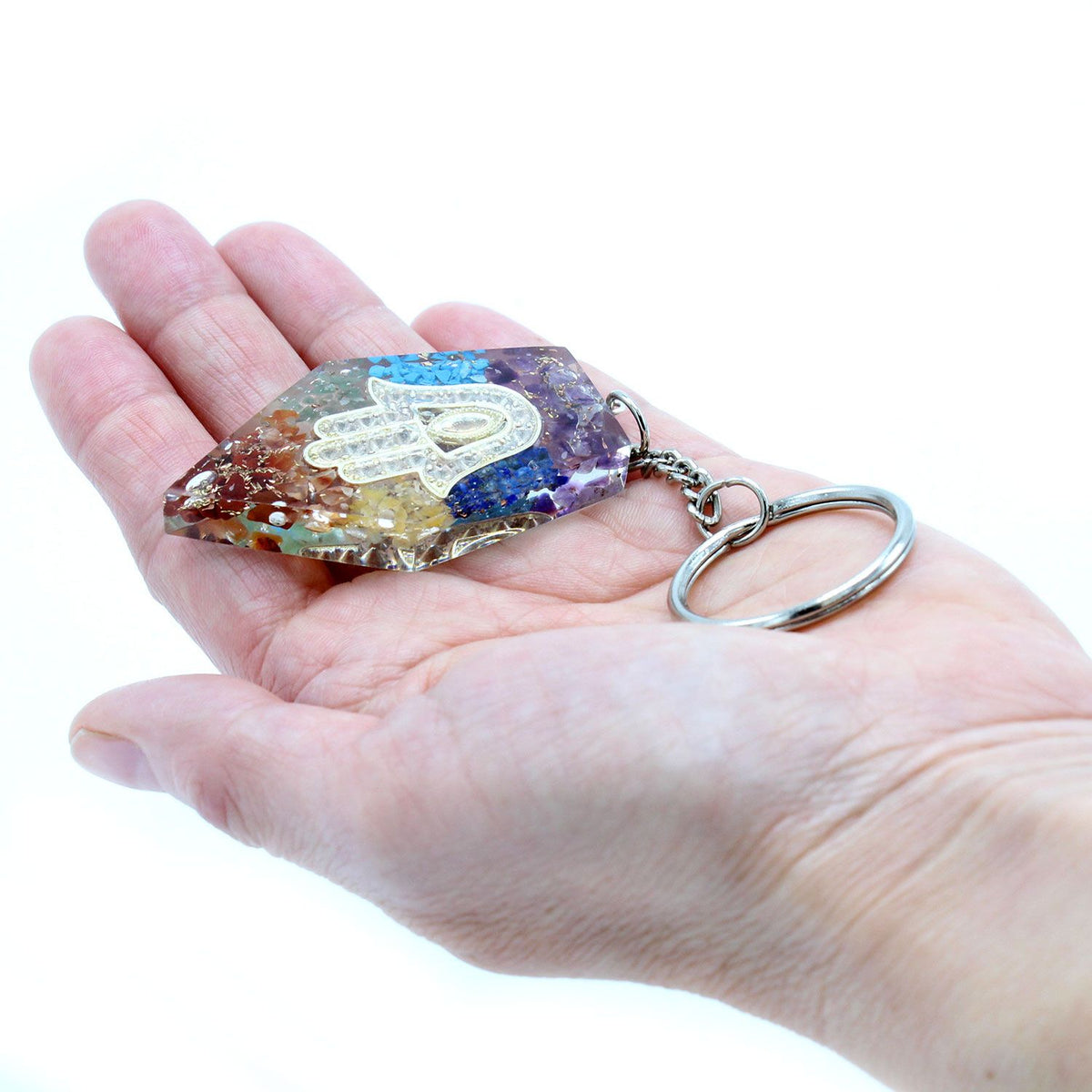 * Porte-clés en orgonite – Main de Fatma et pierres des chakras