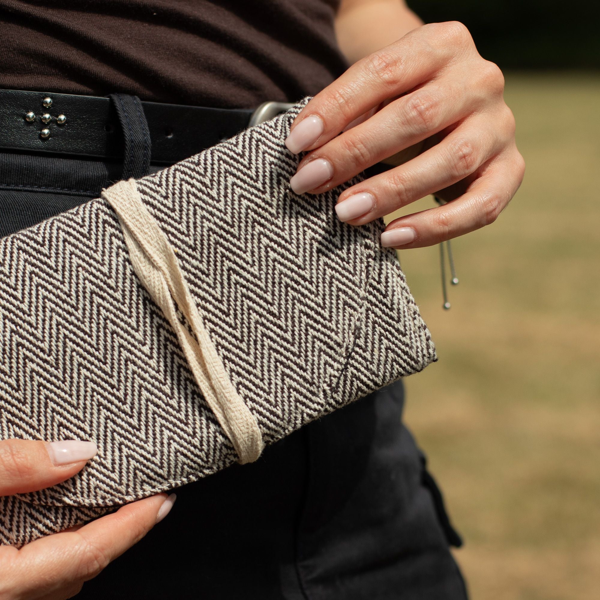 Pochette Enroulée Multi-Usage en Chanvre – Coloris Assortis | Artisanale Népal