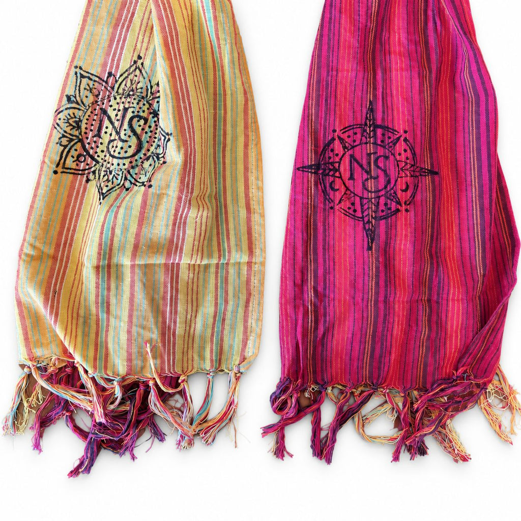 * Nomad Sari – Écharpe de bénédiction de voyage – 170 × 50 cm – Au revoir à Katmandou