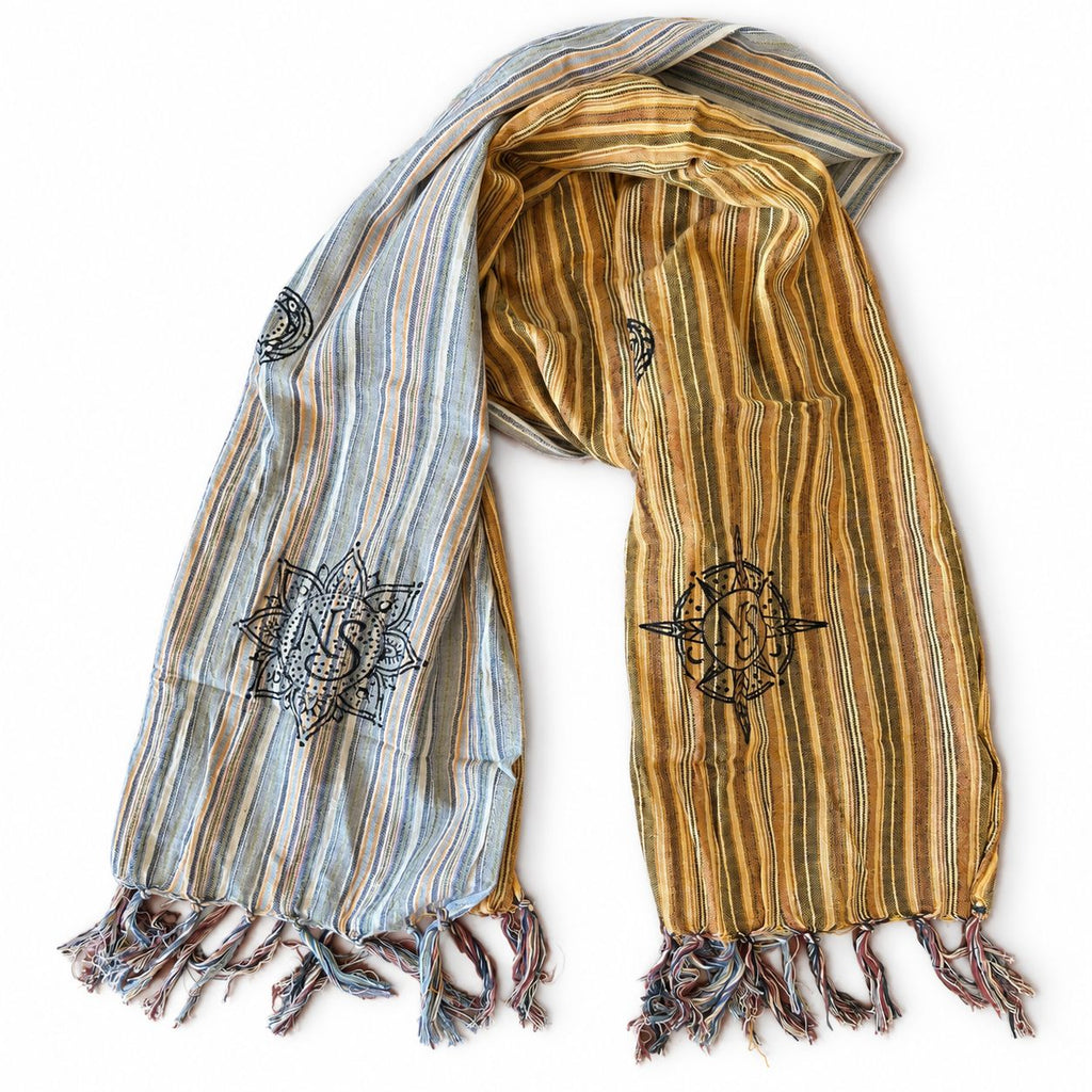 * Nomad Sari – Écharpe de bénédiction de voyage – 170 × 50 cm – Drapeaux de prière