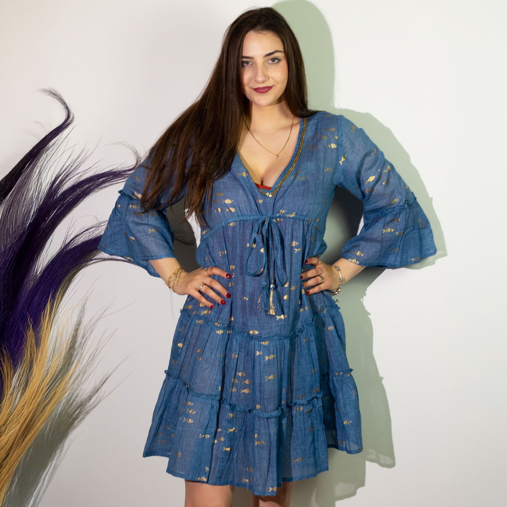 Robe Femme Bleu Mer & Poisson Doré – Col V Doré & Jupe À Volants | Collection Nomad Sari Méditerranée (M/L)