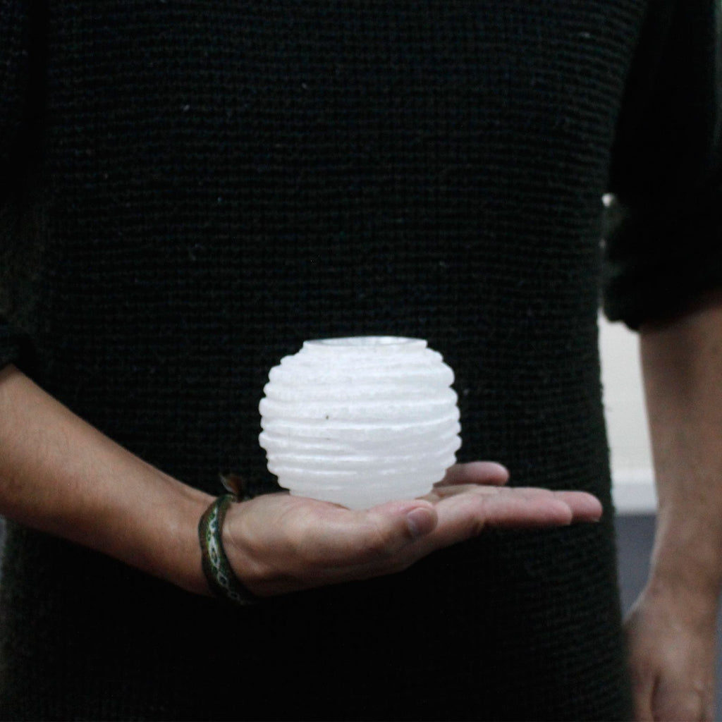 Photophore boule de neige en sélénite – 8 cm