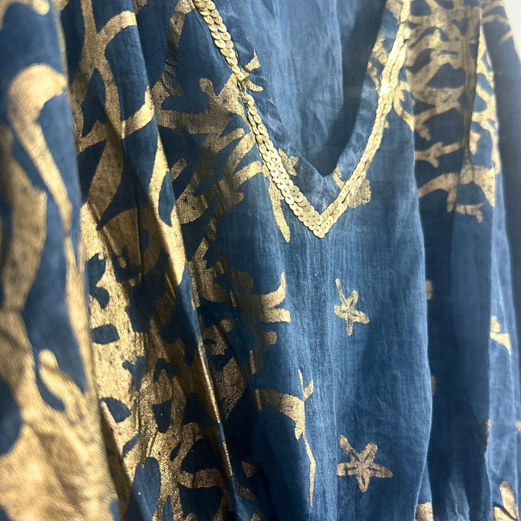 Kaftan Femme Bleu Mer & Imprimé Corail Doré – Col V & Pompons | Collection Nomad Sari Méditerranée