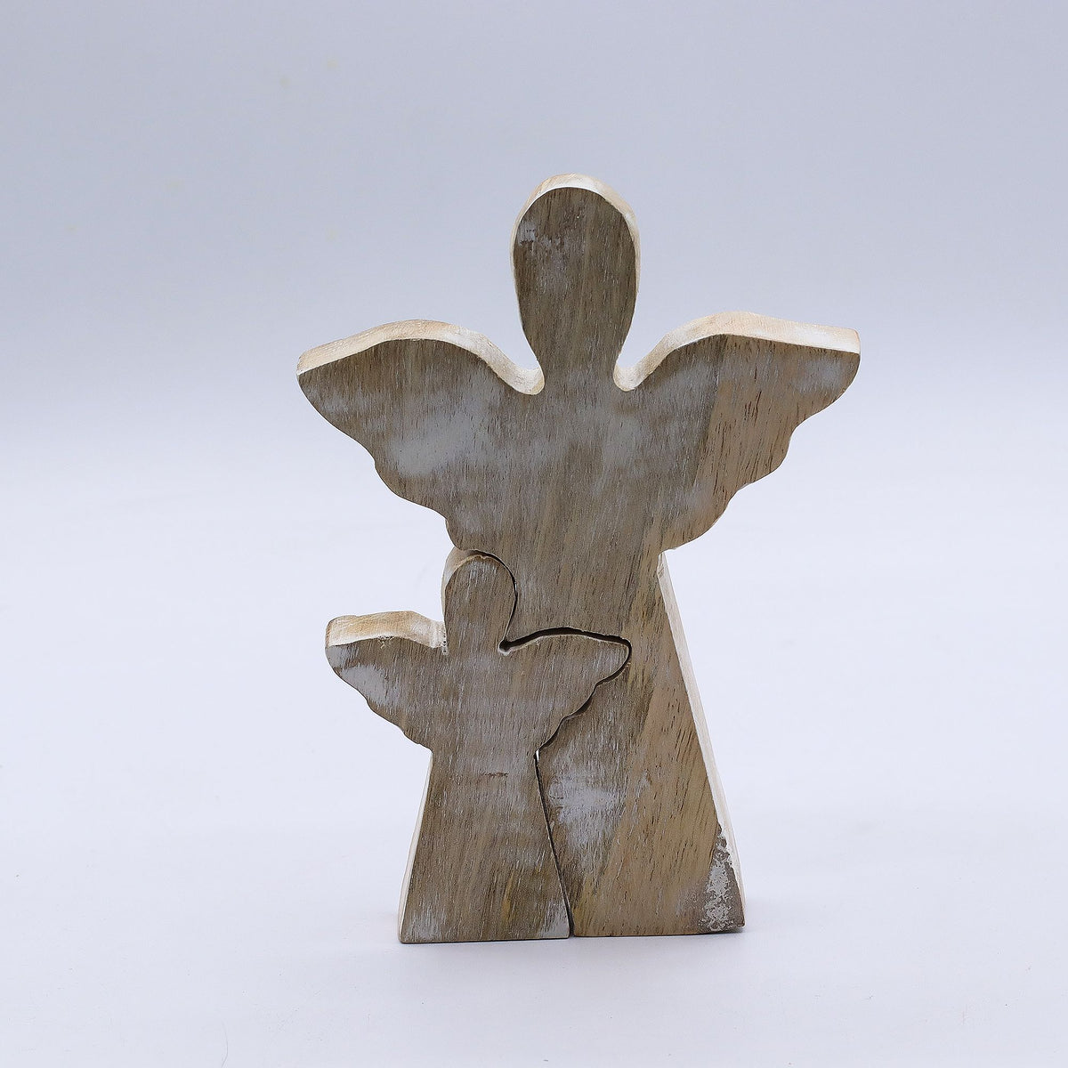 * Ange abritant un petit ange en bois de manguier – Finition blanchie
