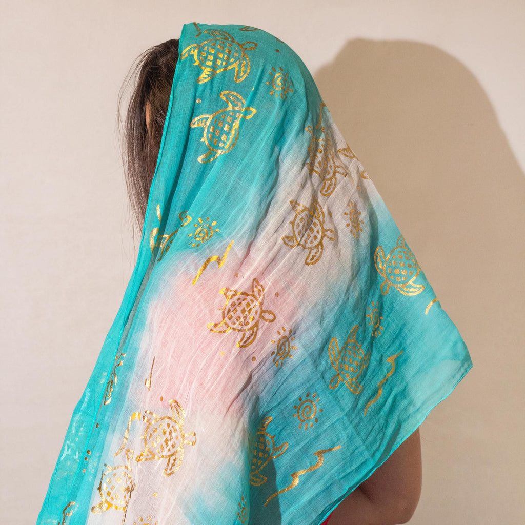 Foulard Femme Turquoise & Tortues Dorées avec Franges – Collection Nomad Sari Summer (180x50cm)