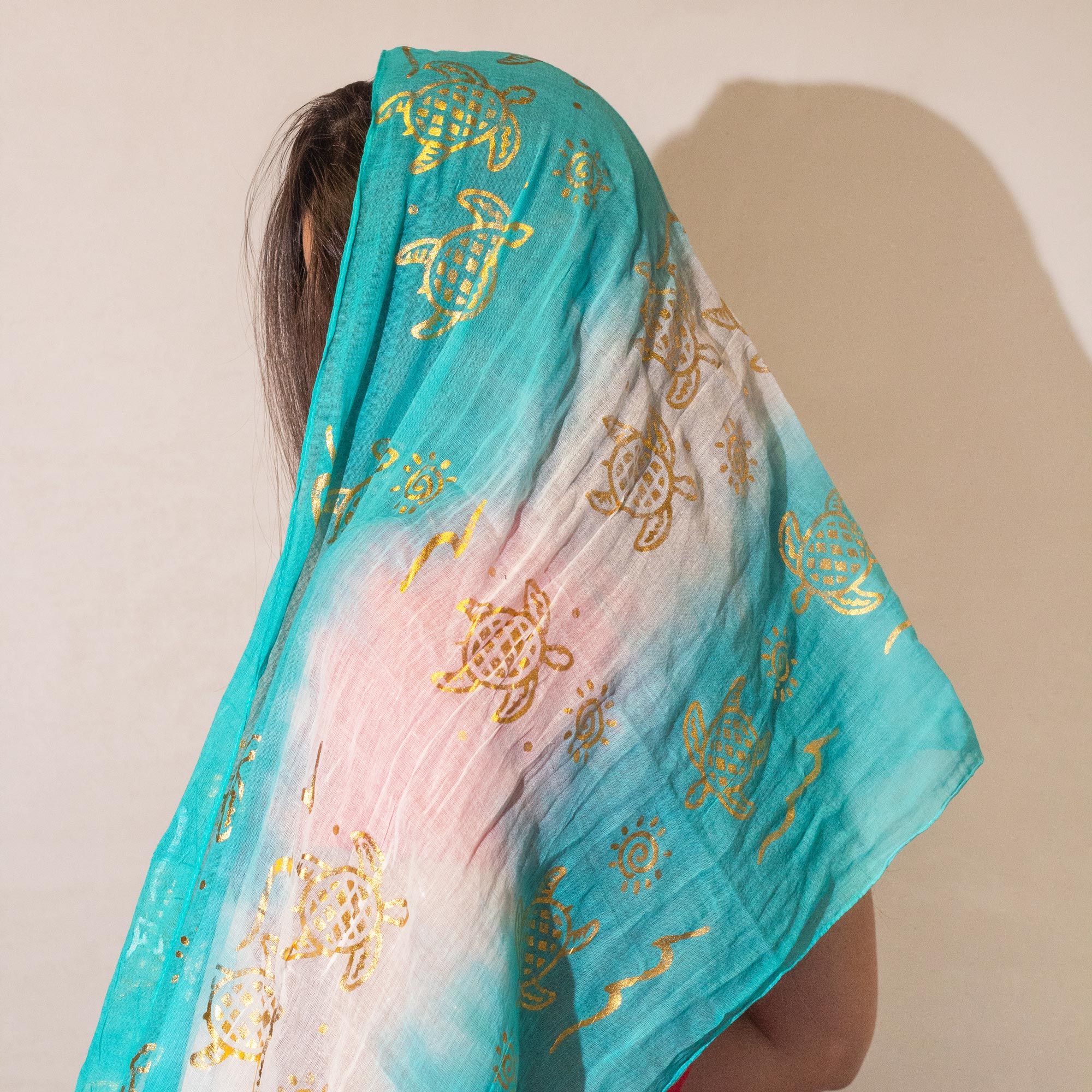 Foulard Femme Turquoise & Tortues Dorées avec Franges – Collection Nomad Sari Summer (180x50cm)