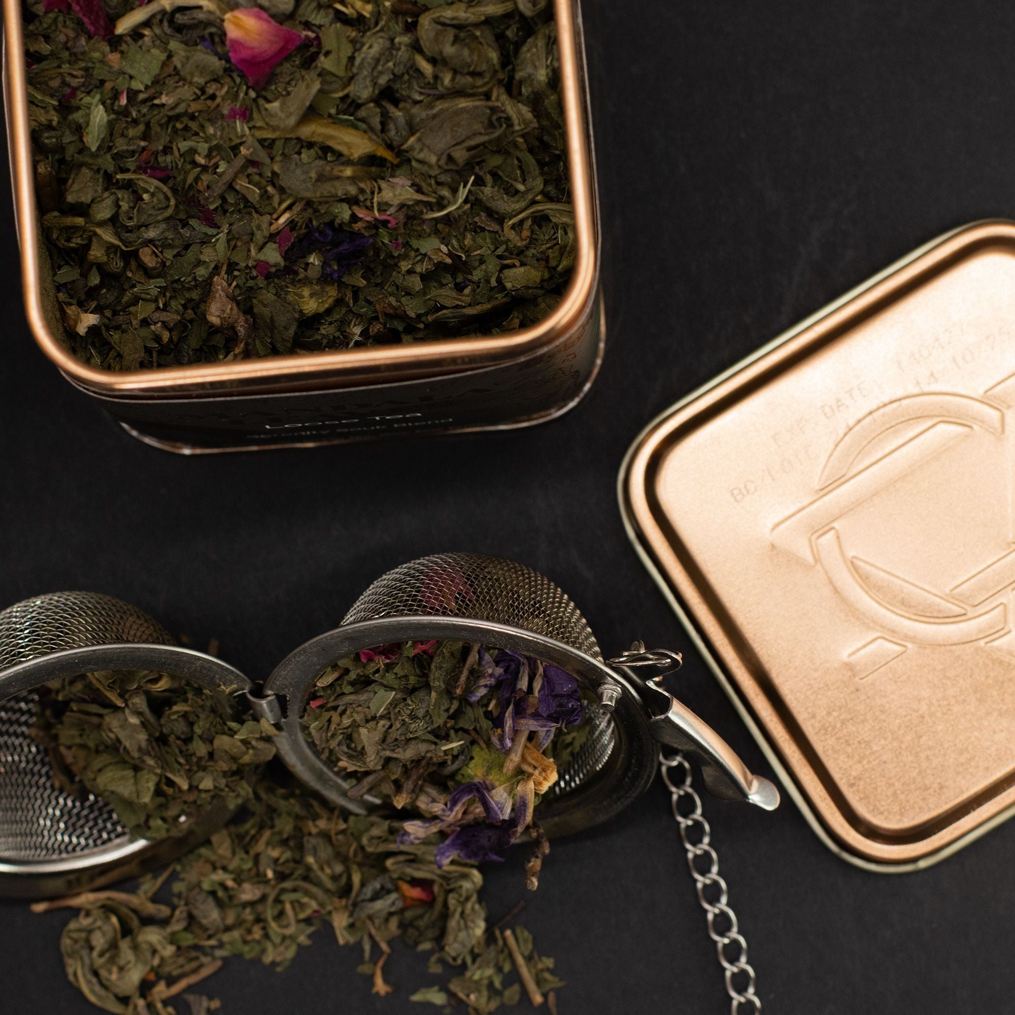 Thé Sérénité Souk 50g – Thé Vert Gunpowder Menthe Rose Mauve | Boîte Métallique