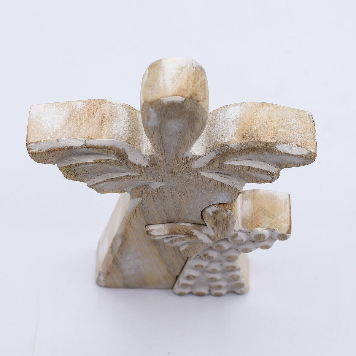 * Ange abritant un petit ange en bois de manguier – Finition blanchie
