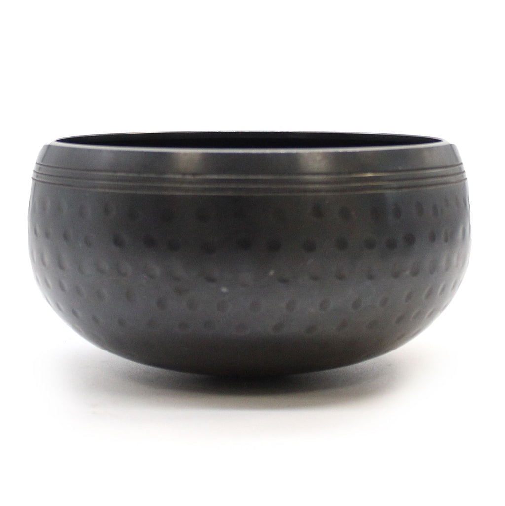 * Petit bol chantant noir martelé, 14 cm