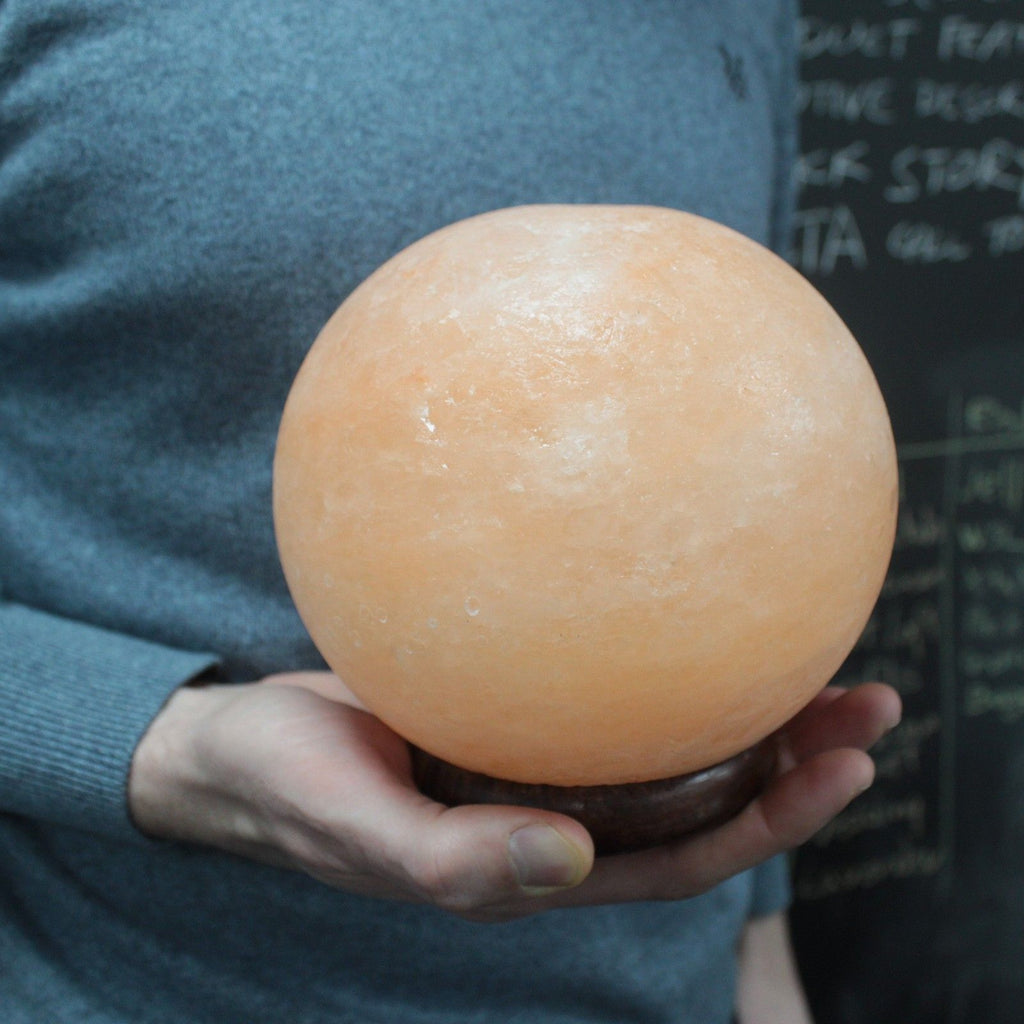 * Lampe en sel de l’Himalaya en forme de boule avec grand socle en bois