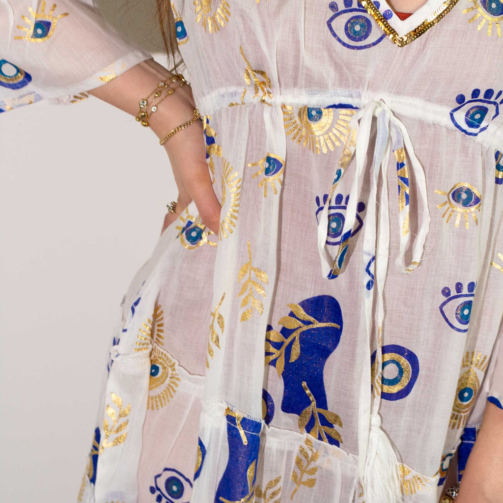 Robe Femme Mauvais Œil Blanc, Bleu & Or – Col V Doré & Jupe À Volants | Collection Nomad Sari Méditerranée (M/L)