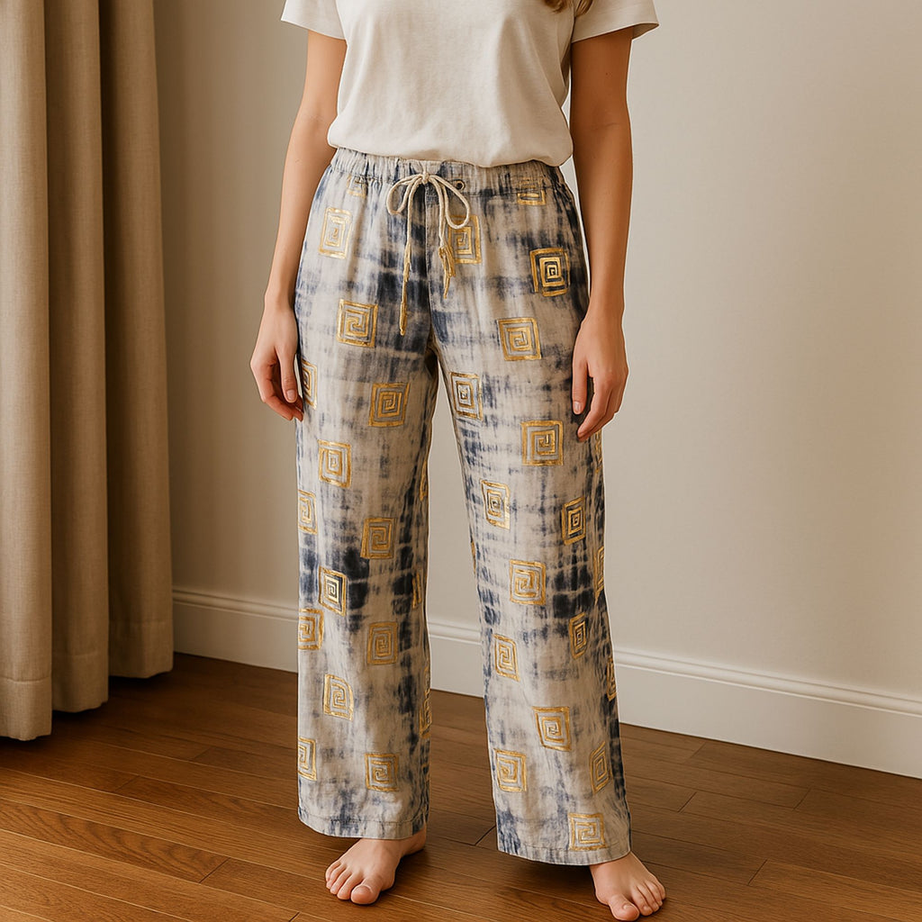 Pantalon Lounge Femme Motifs Grecs Or & Bleu Peint à la Main – Collection Nomad Sari Méditerranée (M/L)