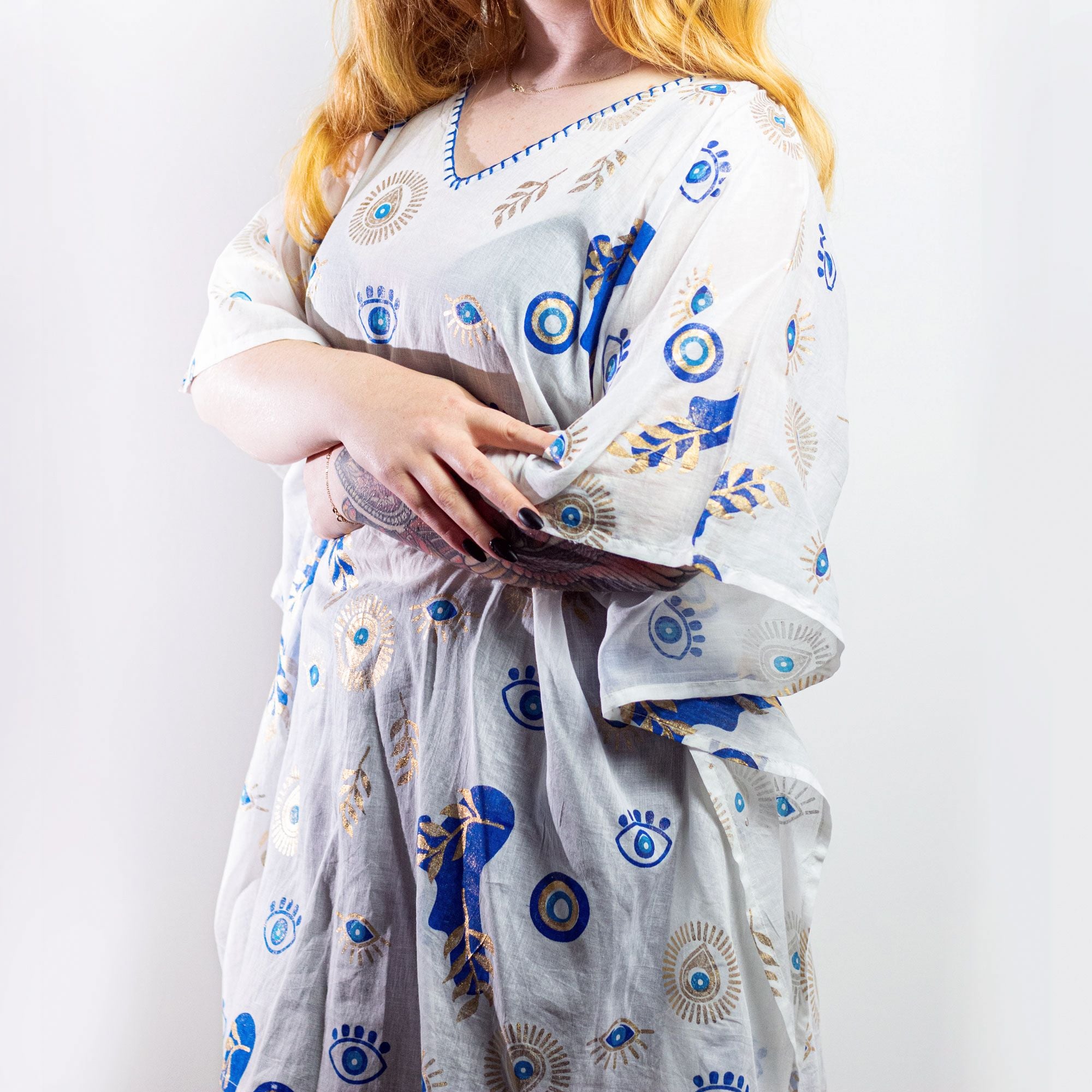 Kaftan Femme Blanc, Bleu & Or Mauvais Œil – Collection Nomad Sari Méditerranée