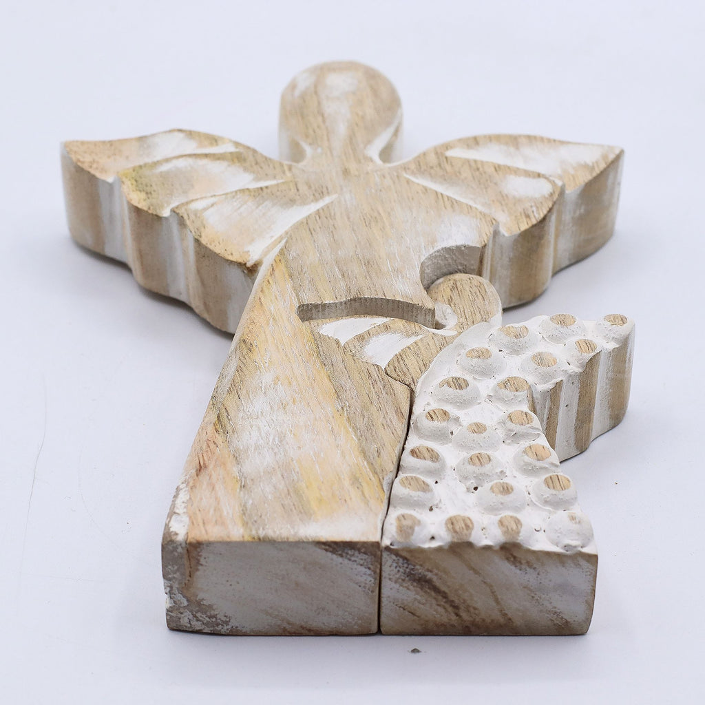 * Ange abritant un petit ange en bois de manguier – Finition blanchie