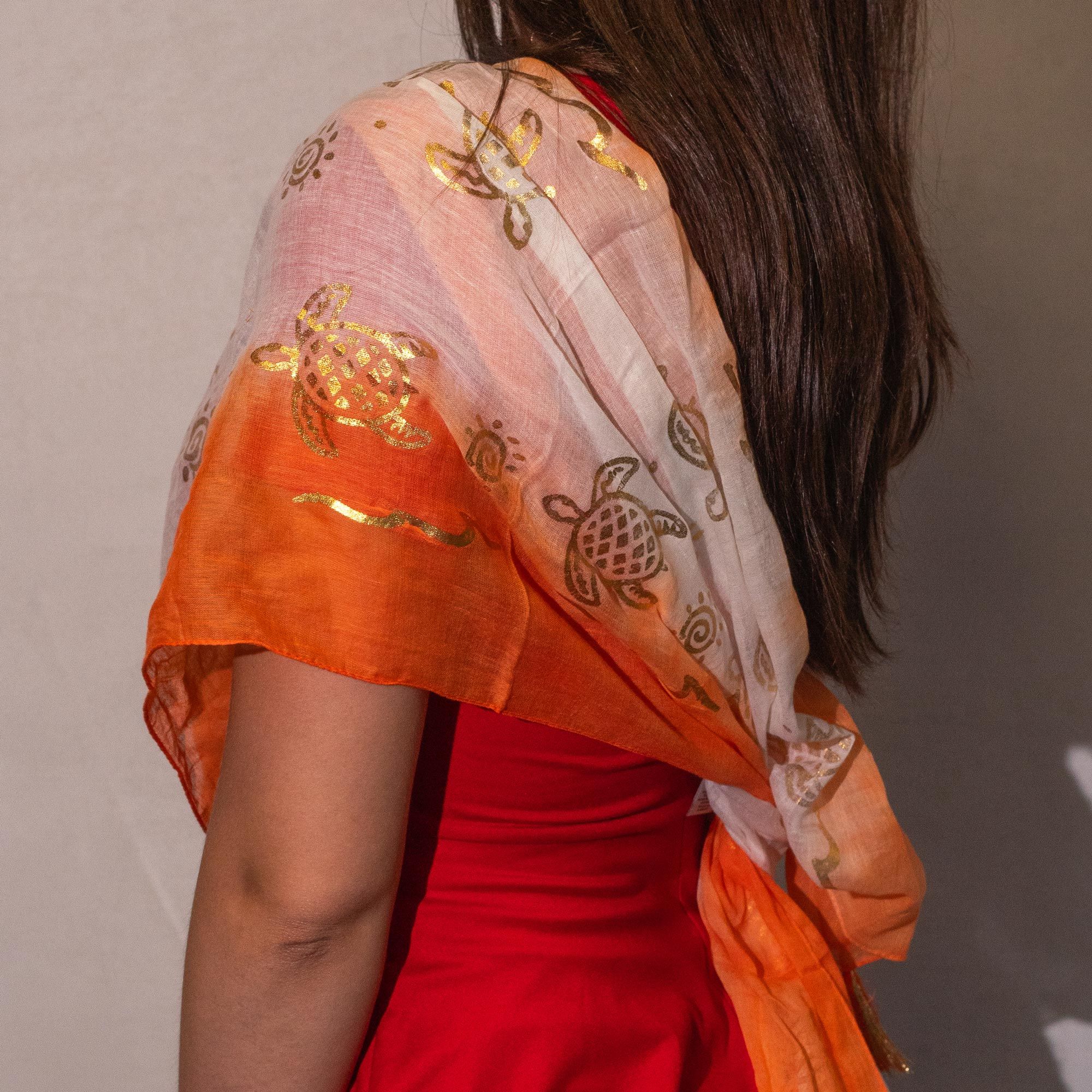 Foulard Femme Corail & Tortues Dorées Ombré avec Franges – Collection Nomad Sari Summer (180x50cm)