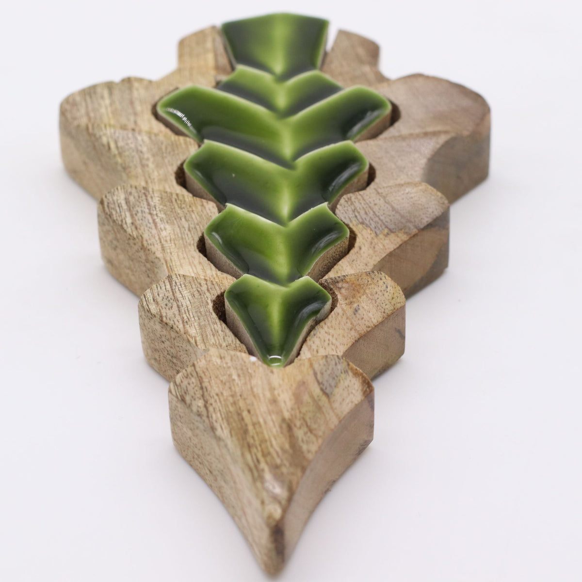 * Perdu dans la forêt – Petite décoration en bois sapin dans un sapin – 15 × 10 cm