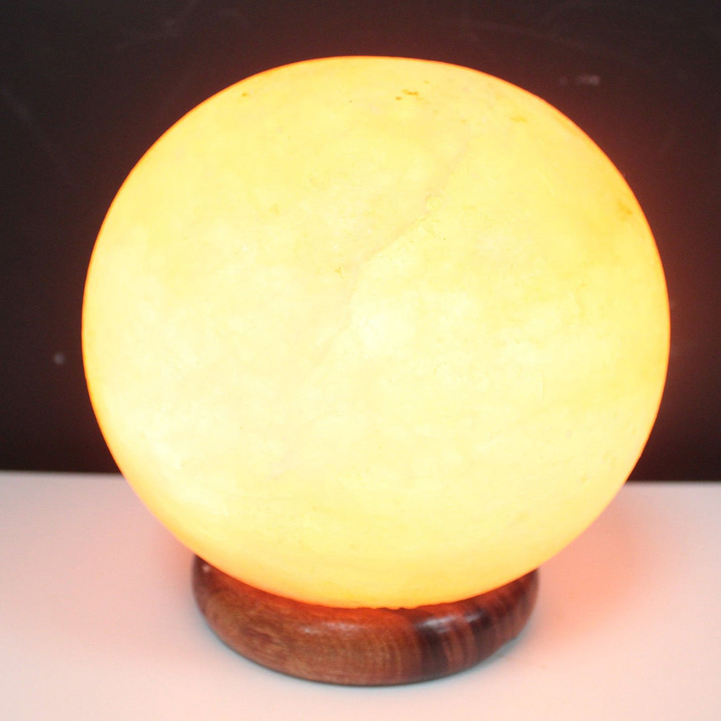 * Lampe en sel de l’Himalaya en forme de boule avec grand socle en bois