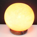 * Lampe en sel de l’Himalaya en forme de boule avec grand socle en bois