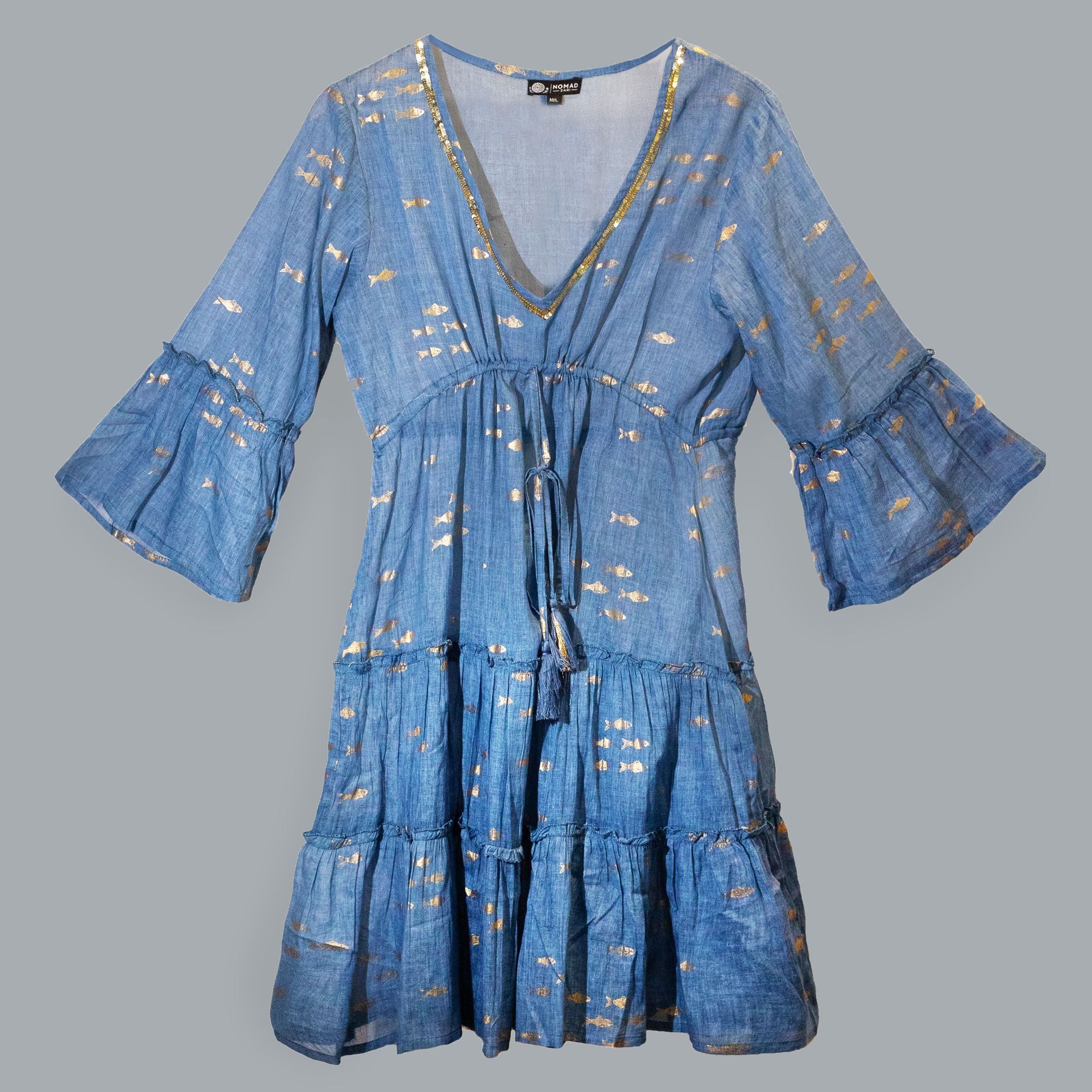 Robe Femme Bleu Mer & Poisson Doré – Col V Doré & Jupe À Volants | Collection Nomad Sari Méditerranée (M/L)