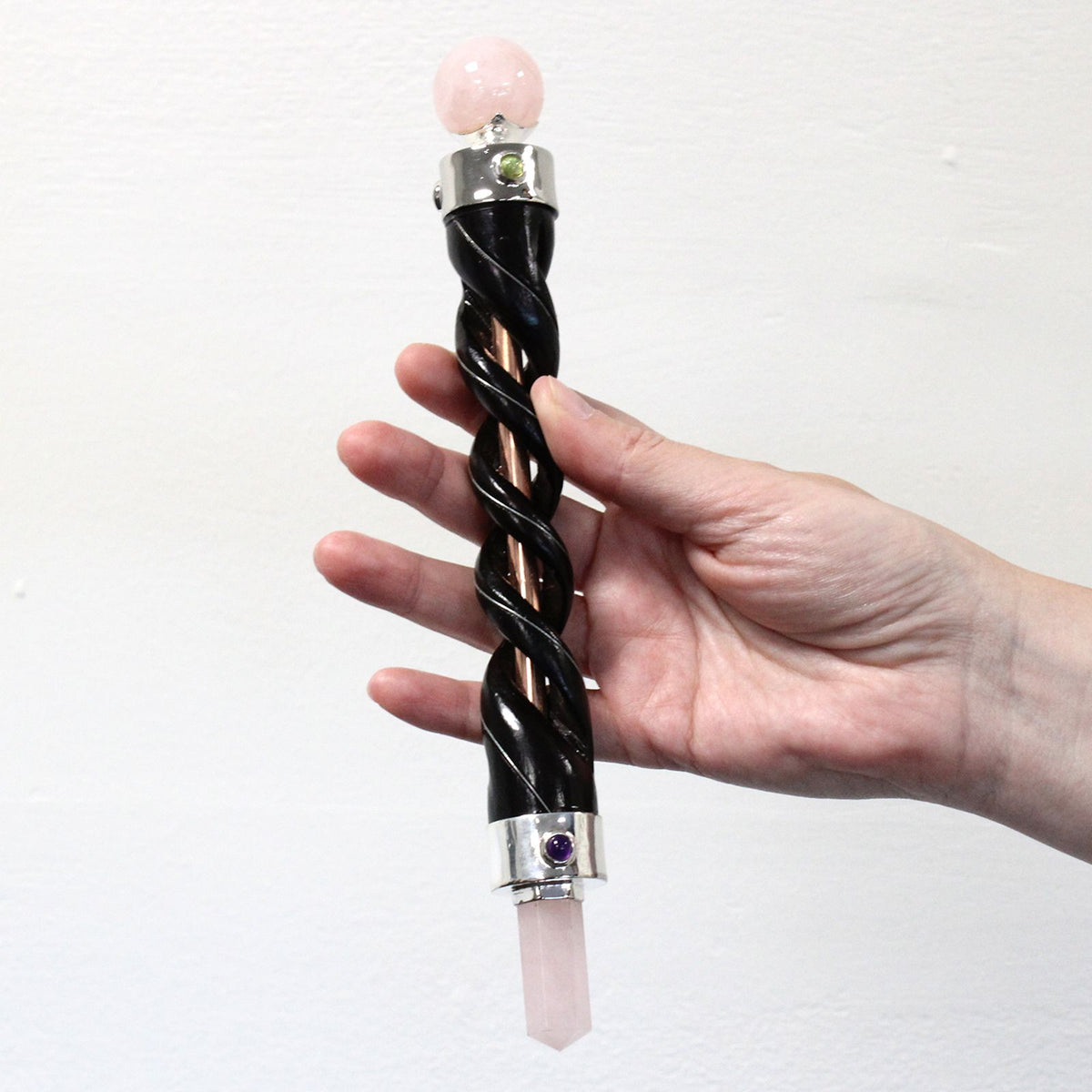 Baguette en améthyste sculptée en spirale avec tube en cuivre
