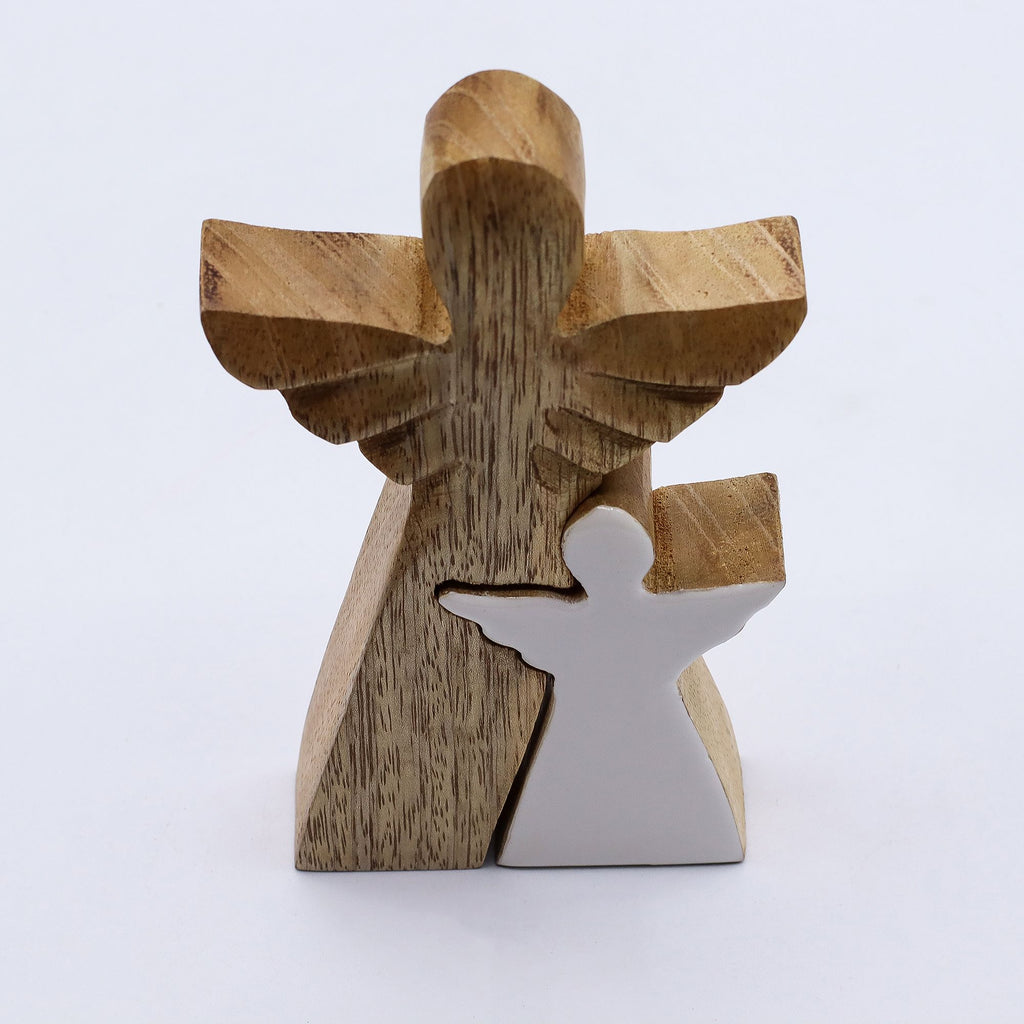 * Ange abritant un petit ange en bois de manguier – Émail blanc