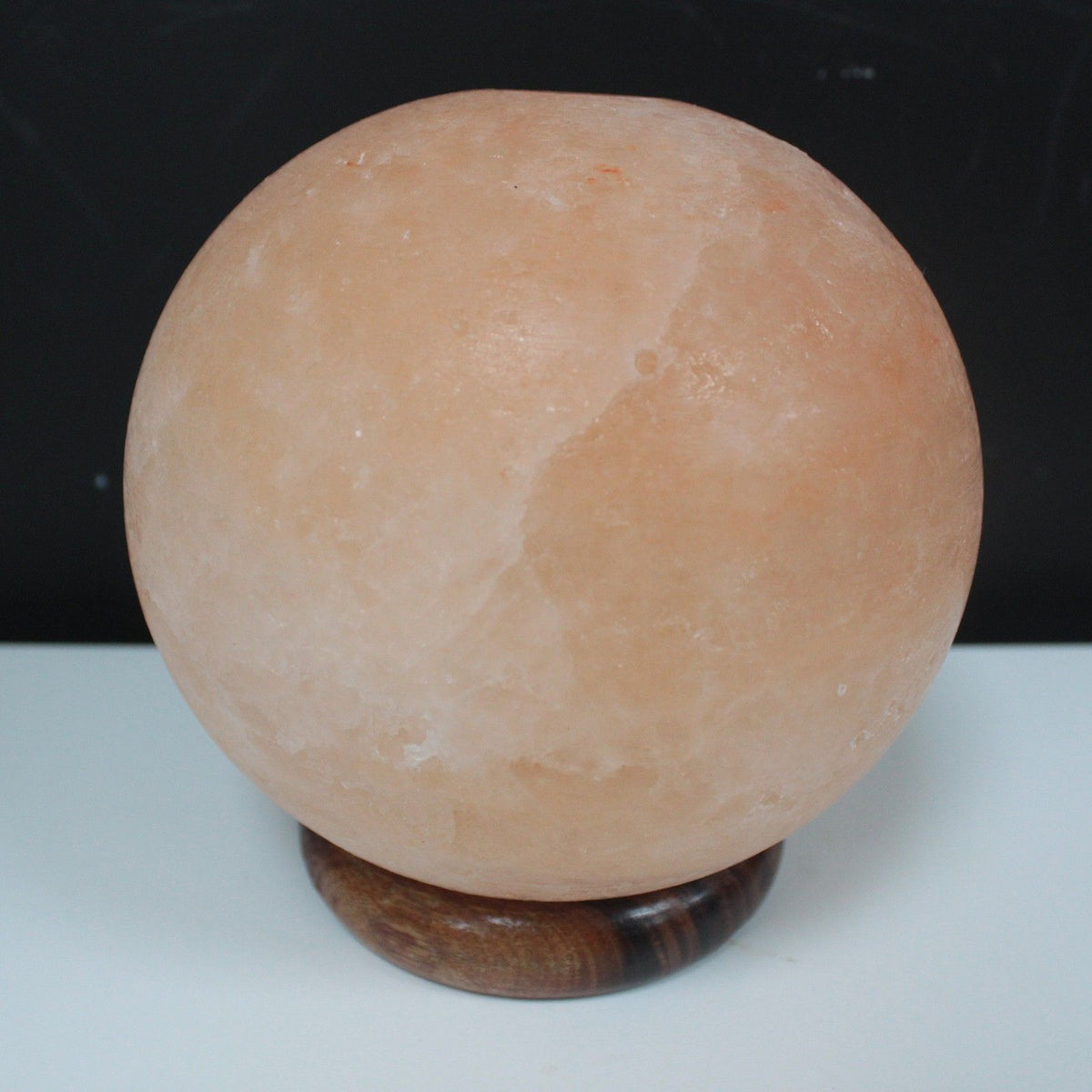 * Lampe en sel de l’Himalaya en forme de boule avec grand socle en bois