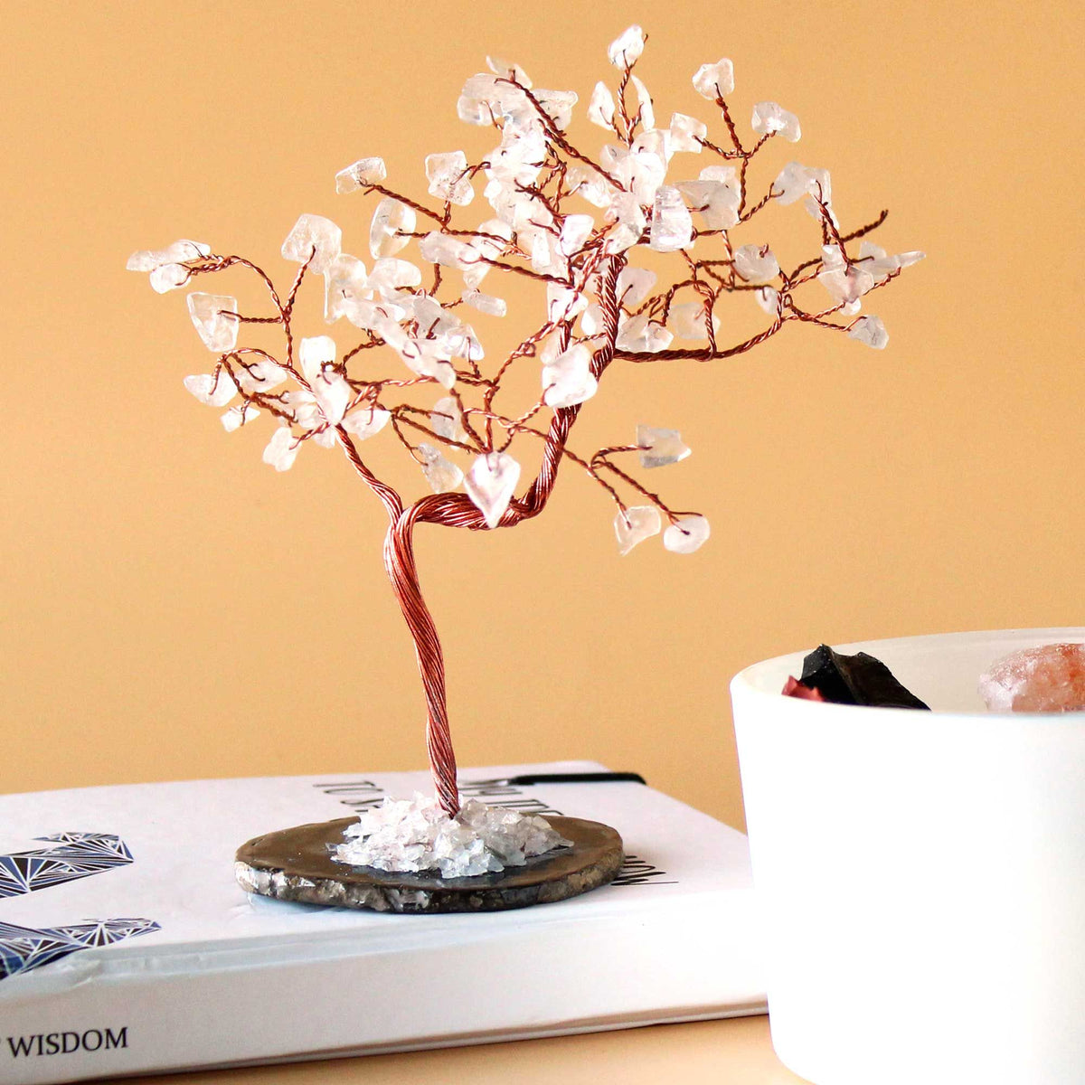 * Grand arbre en cristal de roche sur base d’agate noire – 100 pierres