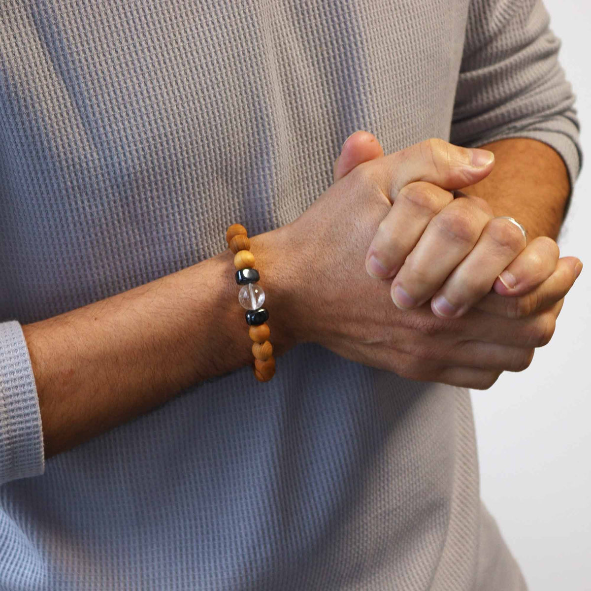 * Bracelet chakra couronne en bois de cèdre et cristal de roche