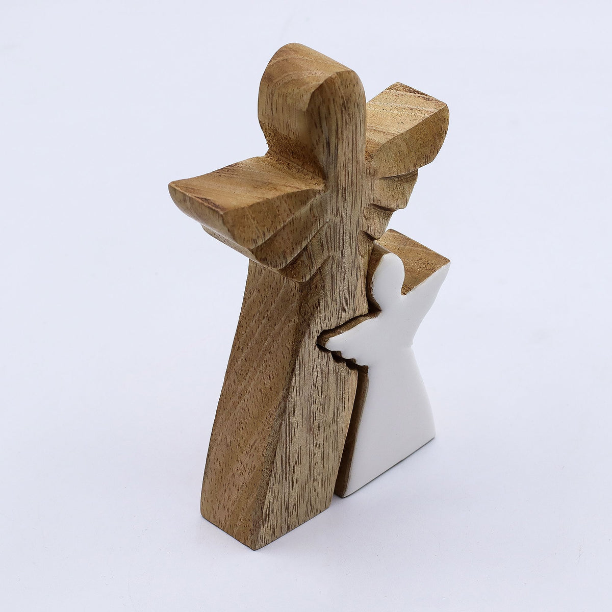 * Ange abritant un petit ange en bois de manguier – Émail blanc