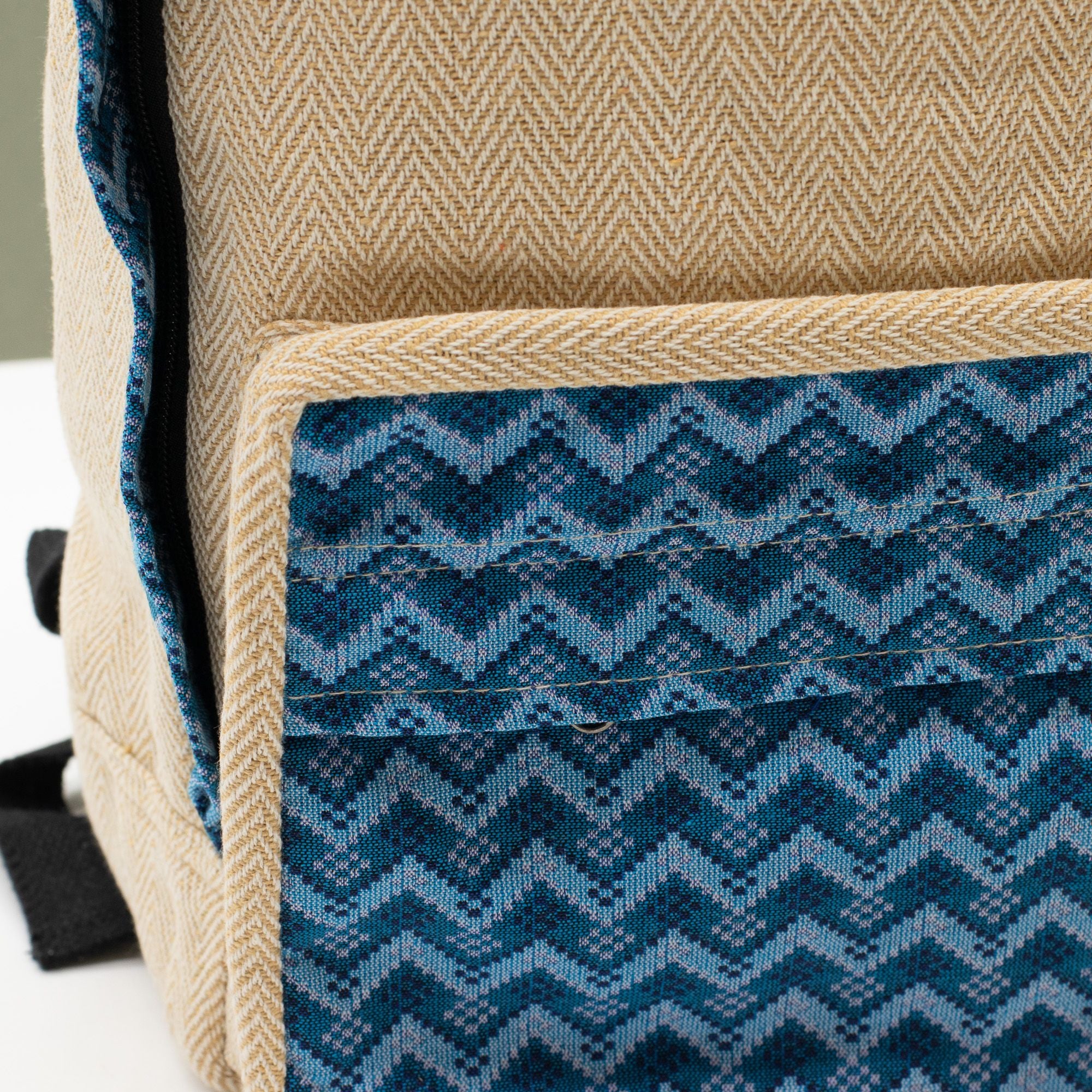 Grand Sac à Dos Katmandou – Motif Dhaka Traditionnel | 39x28x13cm | Artisanal Népal