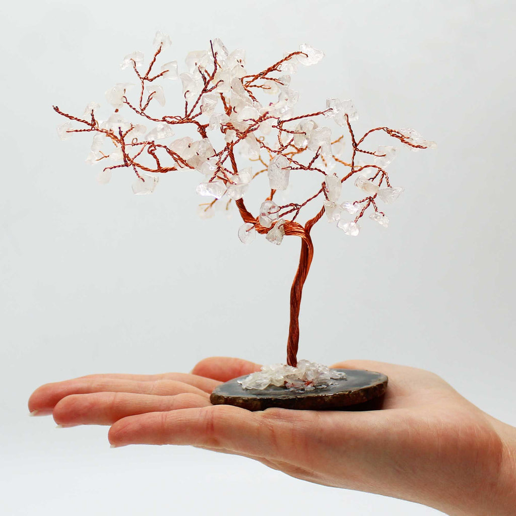 * Grand arbre en cristal de roche sur base d’agate noire – 100 pierres