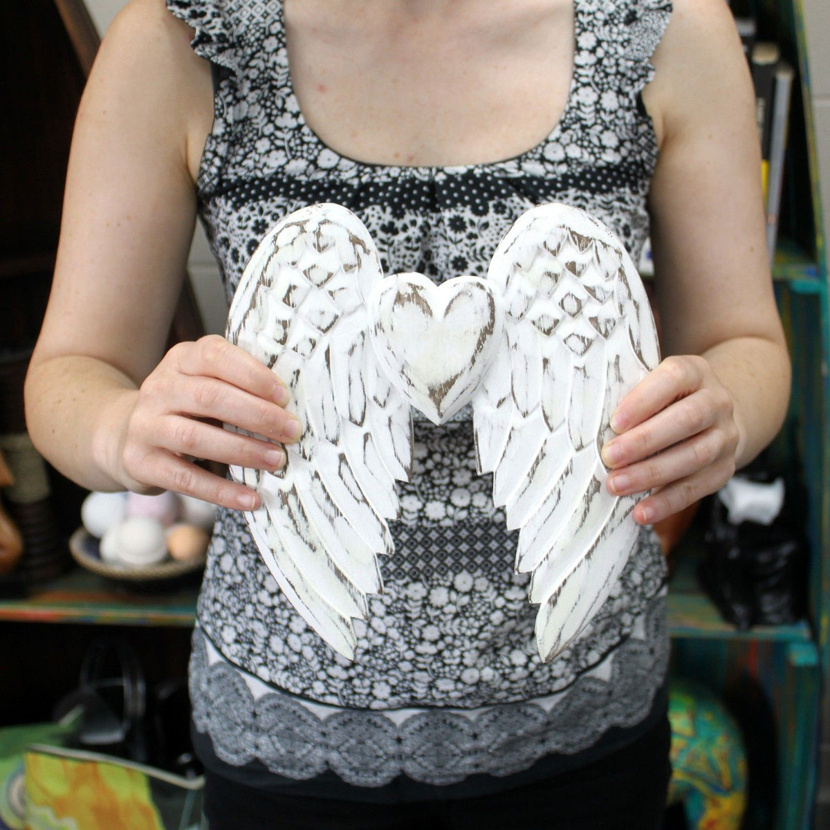 Doubles ailes d’ange et cœur sculptés à la main – 24 cm